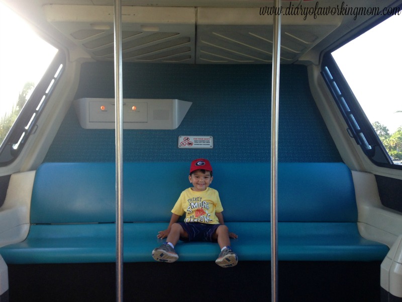 disney-magic-kingdom-monorail